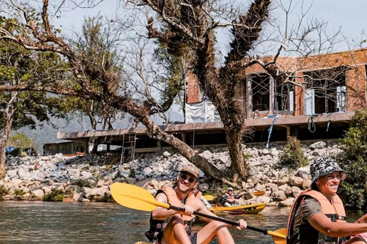 Vang Vieng: Kayaking & Hot Air Balloon with Hotel Pick-Up