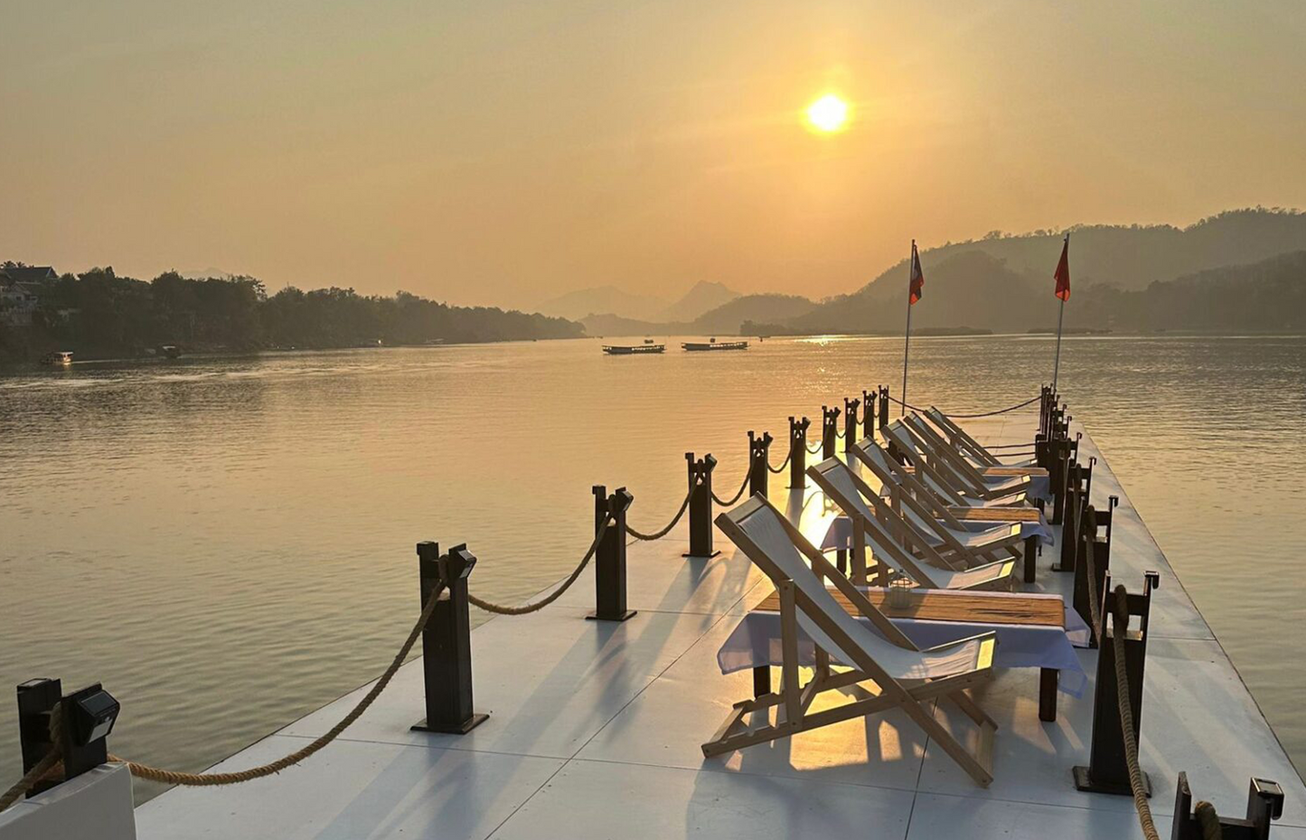Luang Prabang: Mekong River Sunset Cruise and Dinner