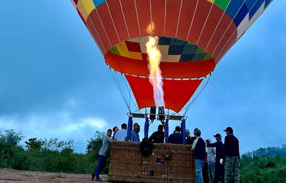Vang vieng: Longtail boat&Hot Air Balloon&hotel pick-up