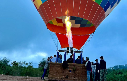 Vang vieng: Longtail boat&Hot Air Balloon&hotel pick-up