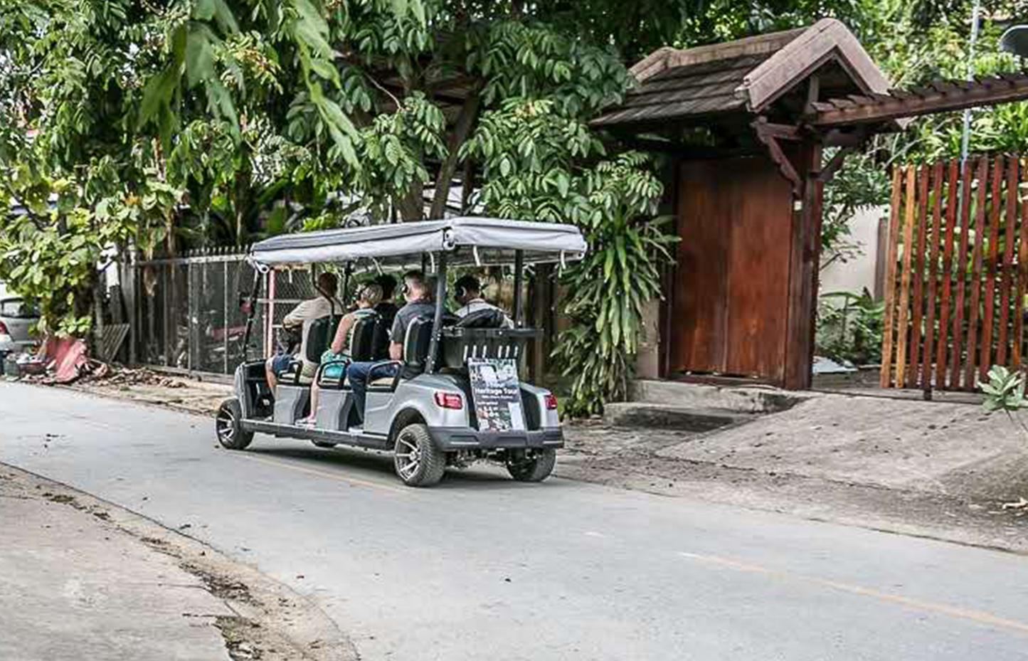 Luang Prabang:1 Hour Heritage Tour,snacks,drinks,pick-up