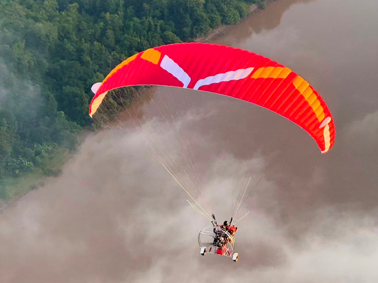 Luang Prabang：Paragliding Flight with Hotel Pickup