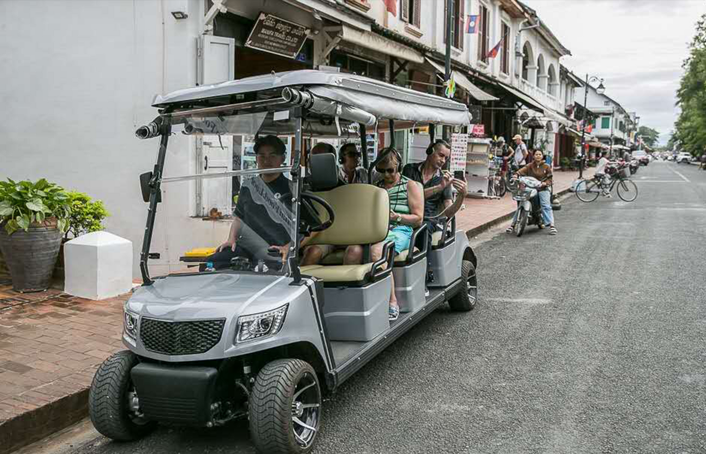 Luang Prabang:1 Hour Heritage Tour,snacks,drinks,pick-up