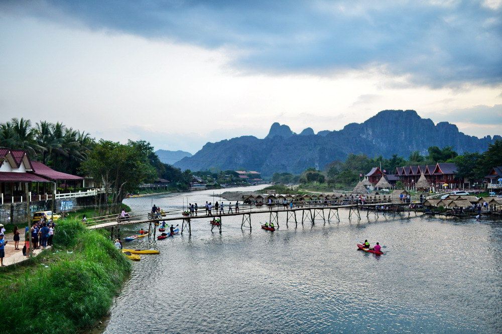 Vang vieng: Longtail boat&Hot Air Balloon&hotel pick-up