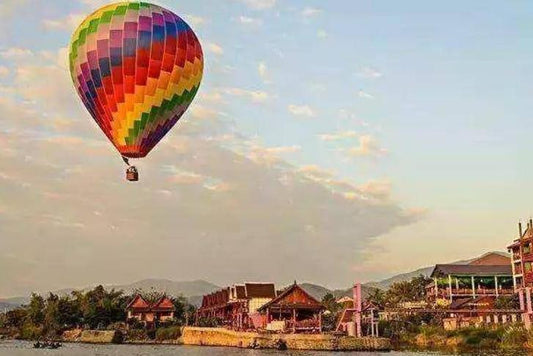 Vang vieng: Longtail boat&Hot Air Balloon&hotel pick-up