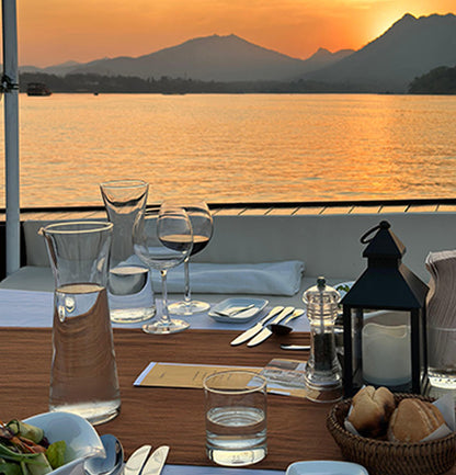 Luang Prabang: Mekong River Sunset Cruise and Dinner