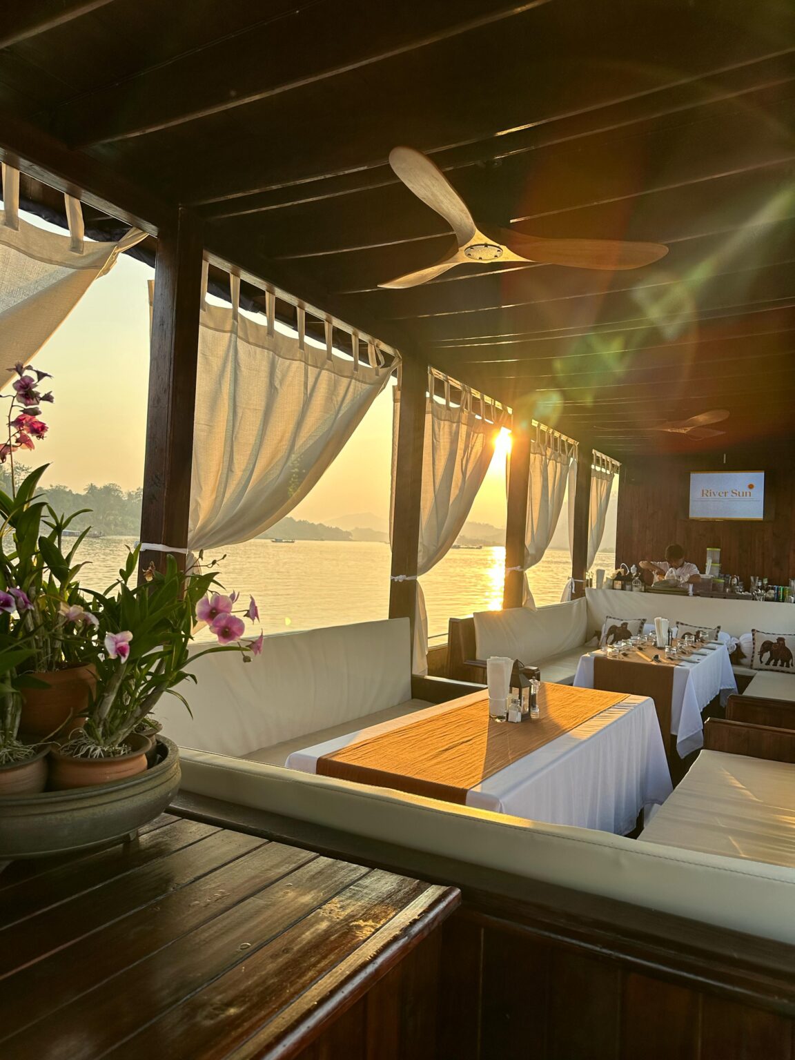 Luang Prabang: Mekong River Sunset Cruise and Dinner